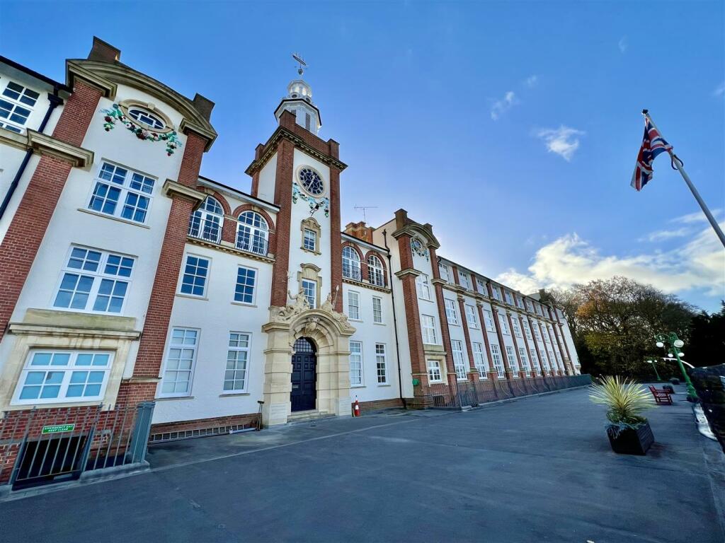 Spacious one-bedroom apartment in Fedden Village, Portishead, featuring modern interiors, stunning views, and access to top-notch amenities.